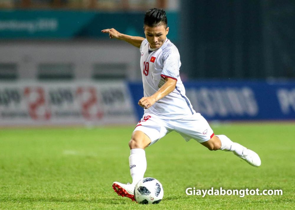 Giay da bong cua Quang Hai la giay tien ve Nike Magista Opus (5)