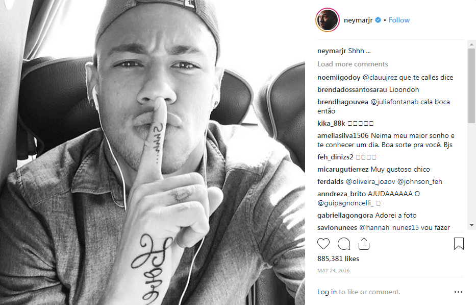 Giay da bong moi nhat cua Neymar mau den trang