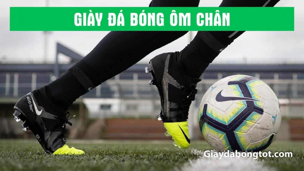 Giày đá bóng ôm chân là điều rất quan trọng trong việc hỗ trợ chơi bóng tốt hơn