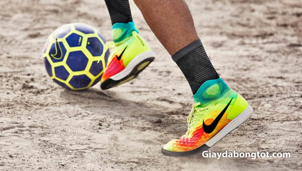Giày đá bóng sân cỏ nhân tạo hỗ trợ chơi bóng, bám sân tốt với các đinh dăm TF hoặc đinh tán AG