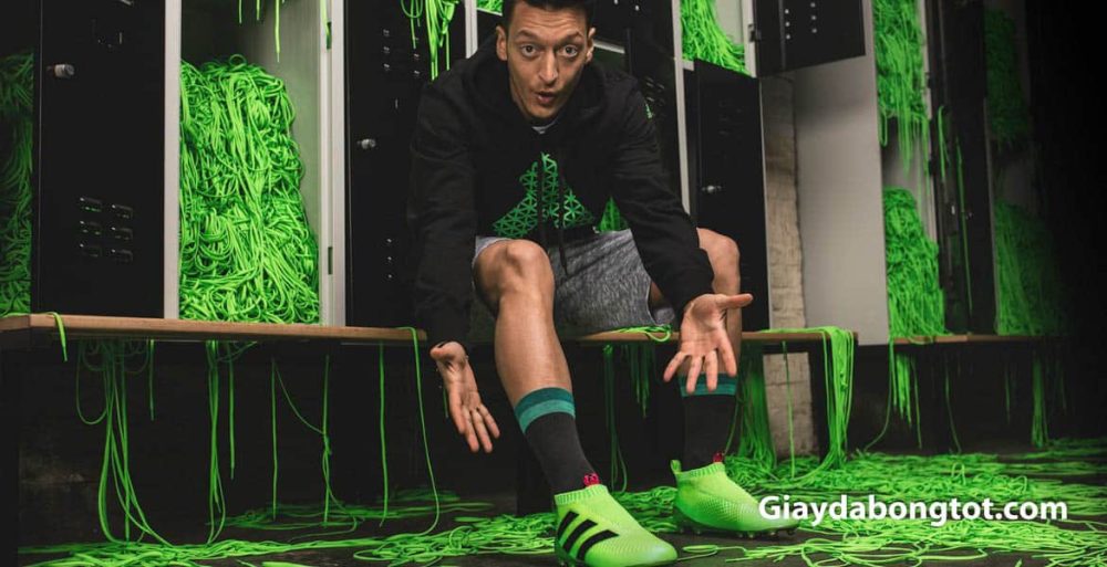Mesut Ozil đại diện ra mắt giới thiệu dòng giày đá bóng không dây kiểm soát bóng Purecontrol