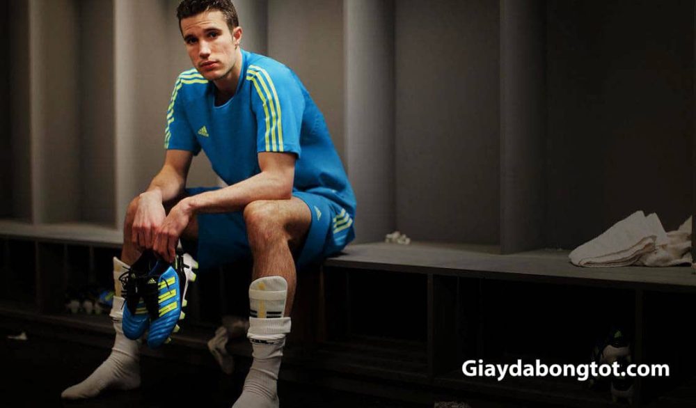 Robin van Persie rat yeu thich su dung dong giay da bong adidas predator