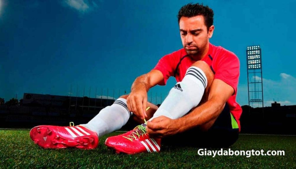Tien ve Xavi yeu thich su dung dong giay kiem soat bong Adidas Predator