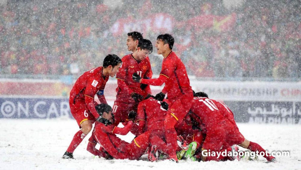 U23 Viet Nam su dung giay da bong dinh sat tai Thuong Chau Trung Quoc A Quan U23 Chau A