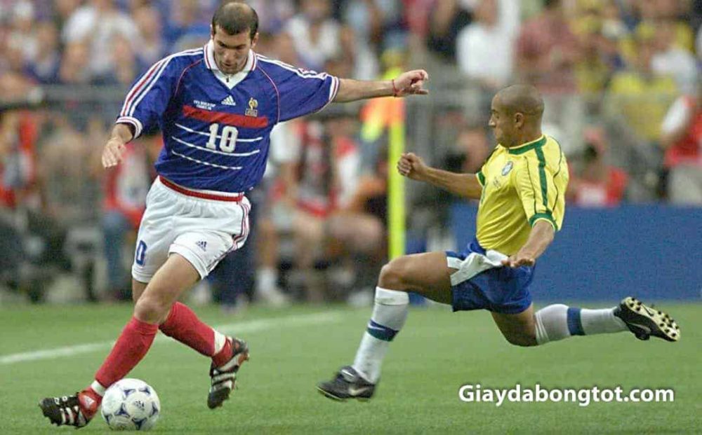 Zidane su dung giay da banh Adidas predator trong suot su nghiep cua minh