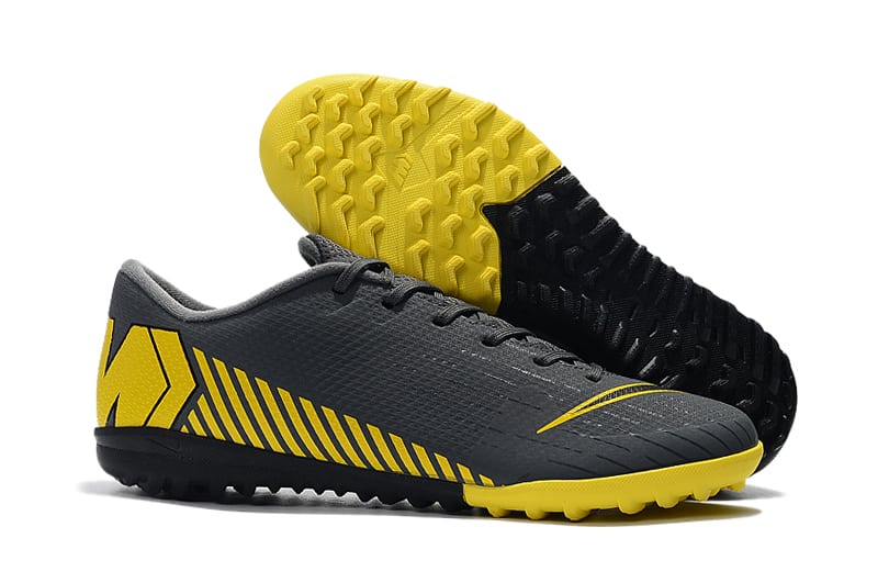 Giày đá bóng Nike Mercurial Vapor XII với form giày thon gọn đẹp mắt
