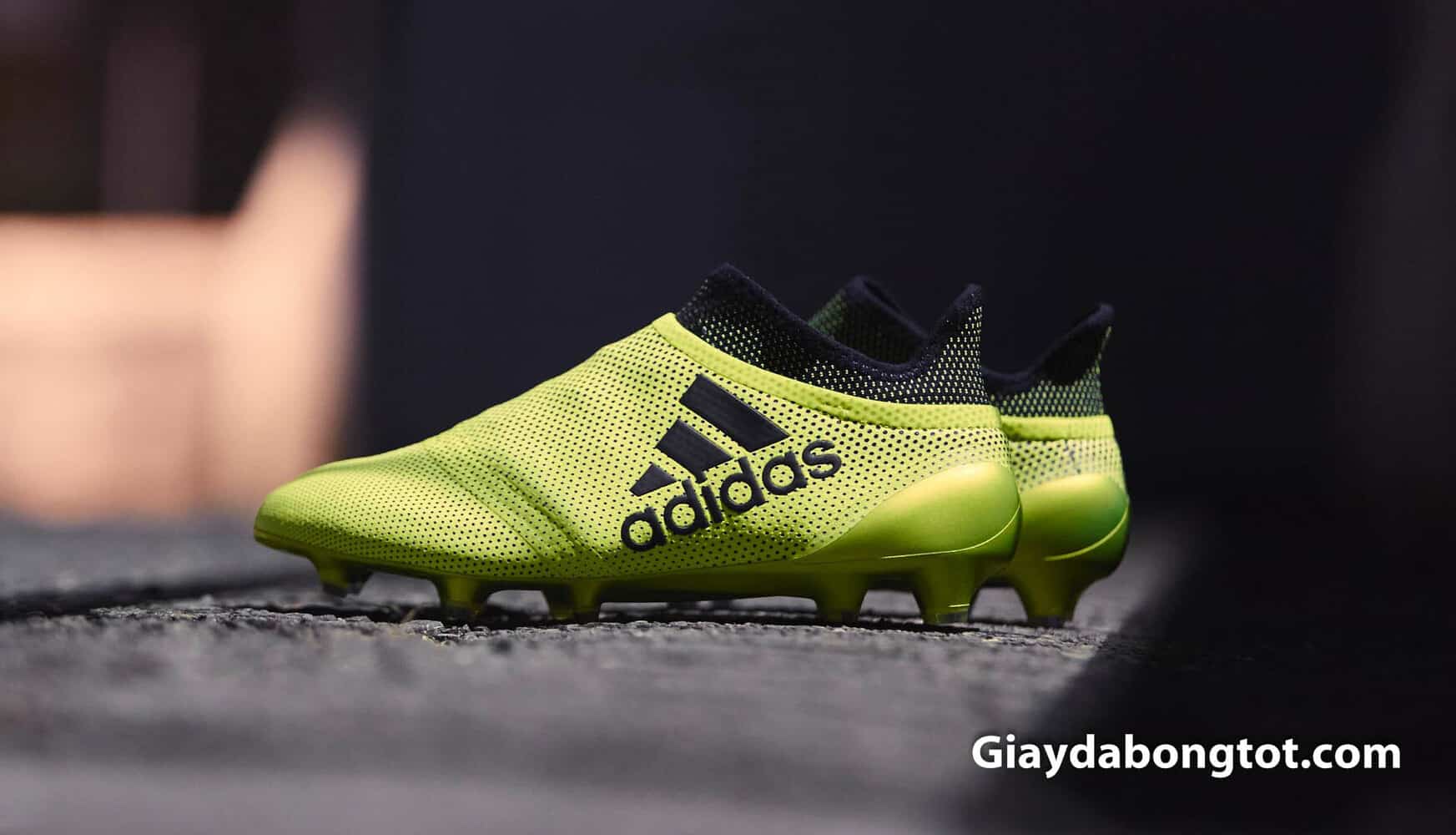 Giày bóng đá Adidas X17 được ra mắt với không nhiều sự khác biệt X17+ Pure Chaos "không dây"