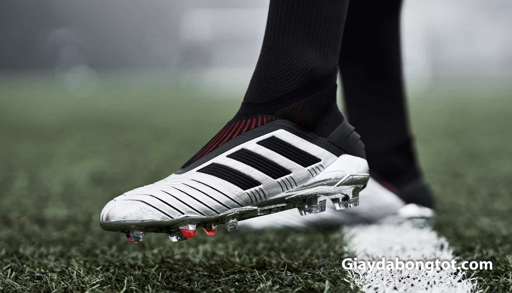 Đôi giày đá banh Adidas Predator 19+ màu bạc đen cực kỳ phù hợp với màu tất đẹp trên chân