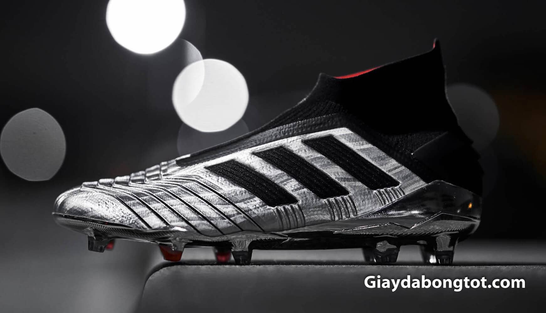Giày đá banh Adidas Predator 19 được ra mắt với màu bạc phối đen cực kỳ độc đáo