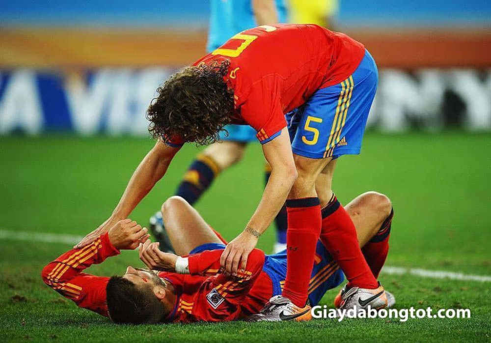 Carles Puyol sử dụng giày Nike Tiempo Legend tại Worldcup 2010 trong màu áo tuyển Tây Ban Nha