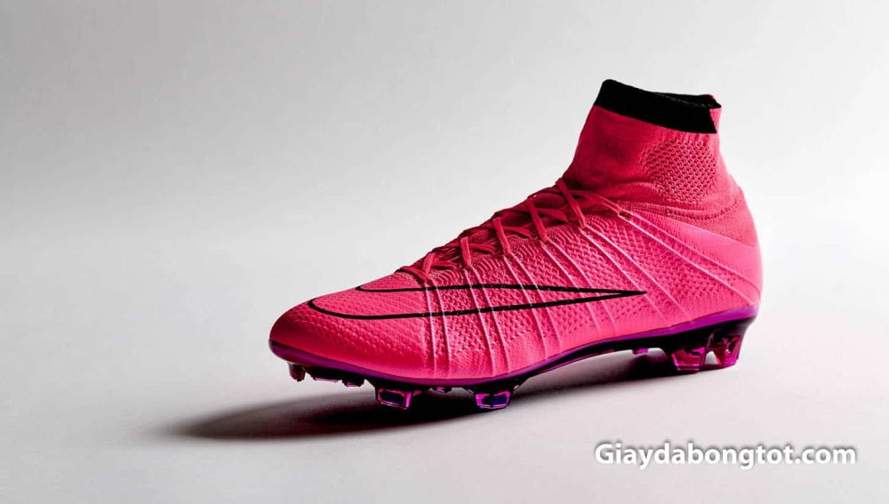 Giày đá banh Nike màu hồng vạch đen "Hyper Pink" ra mắt năm 2015