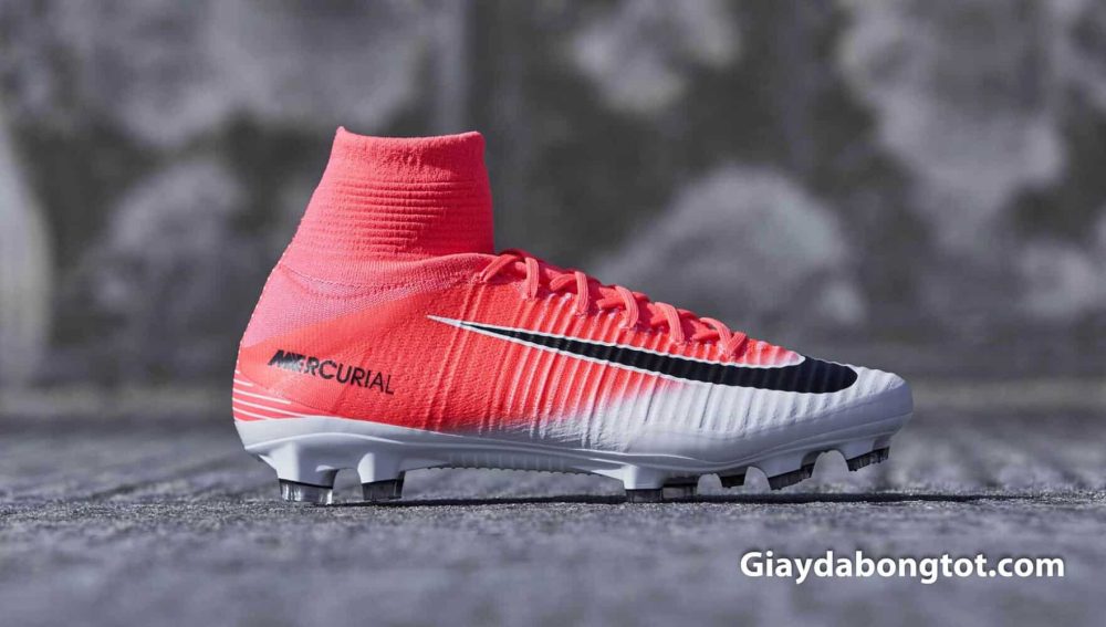 Mẫu giày đá bóng Nike màu hồng trắng ra mắt vào tháng 3, 2017 với phối màu đẹp mắt