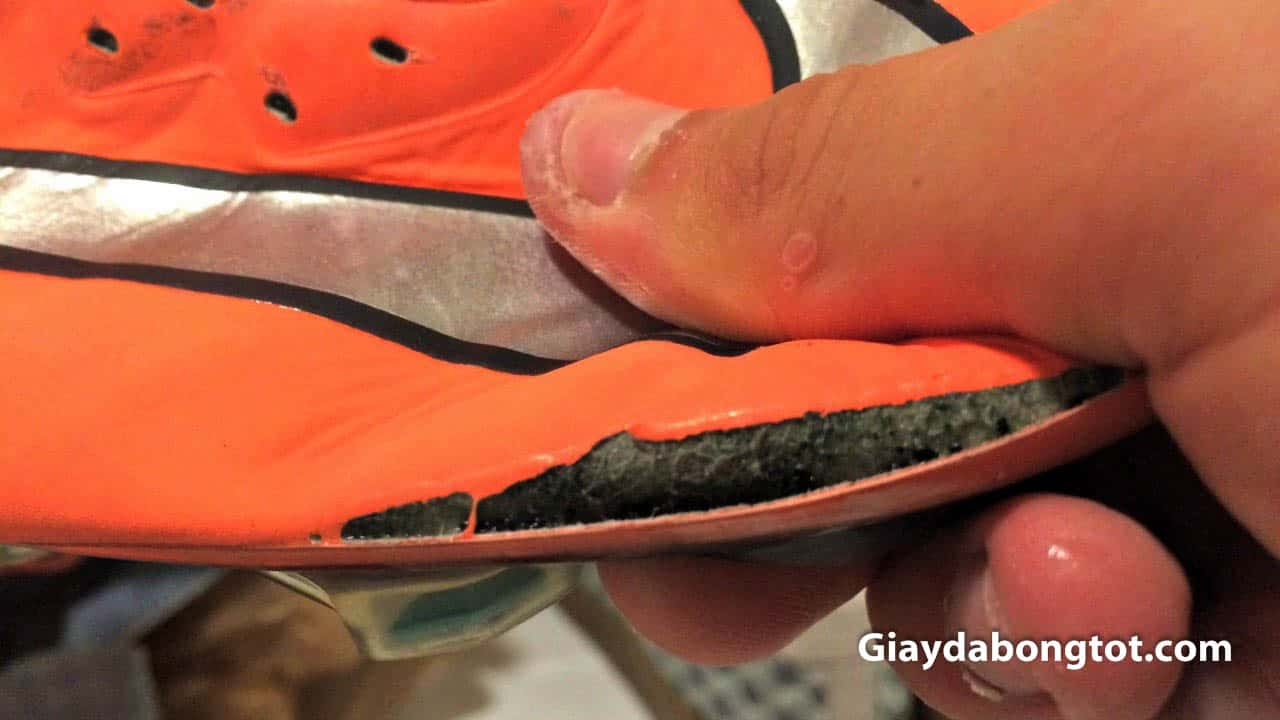 Lớp da bên ngoài của giày bóng đá khá mỏng và có thể bị rách nếu ẩm ướt quá nhiều