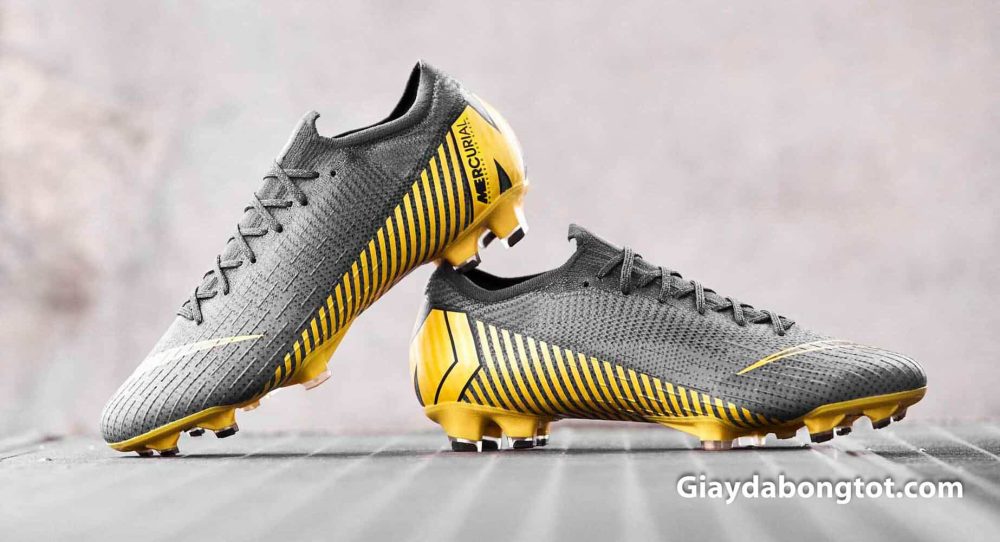 A. Martial sử dụng giày đá bóng Nike Mercurial Vapor XII siêu nhẹ