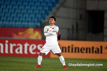 Vũ Văn Thanh hiên ngang trước kỳ tích của U23 Việt Nam cùng với Nike Mercurial cao cổ đỏ