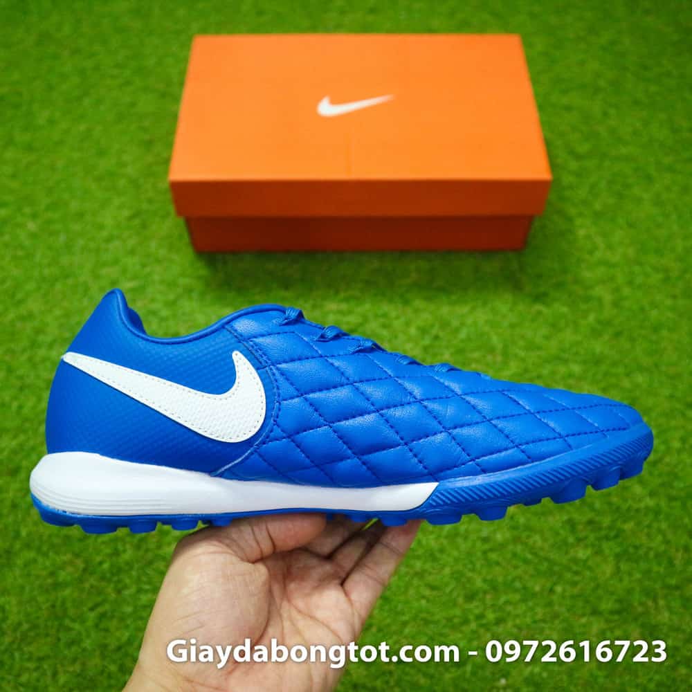 Các đường may tạo nên vẻ đẹp tự nhiên của giày đá bóng da mêm Ronaldinho màu xanh dương