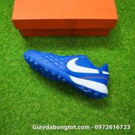 Giày sân cỏ nhân tạo Nike Tiempo TF của Ronaldinho có lớp da rất mềm mại, êm ái