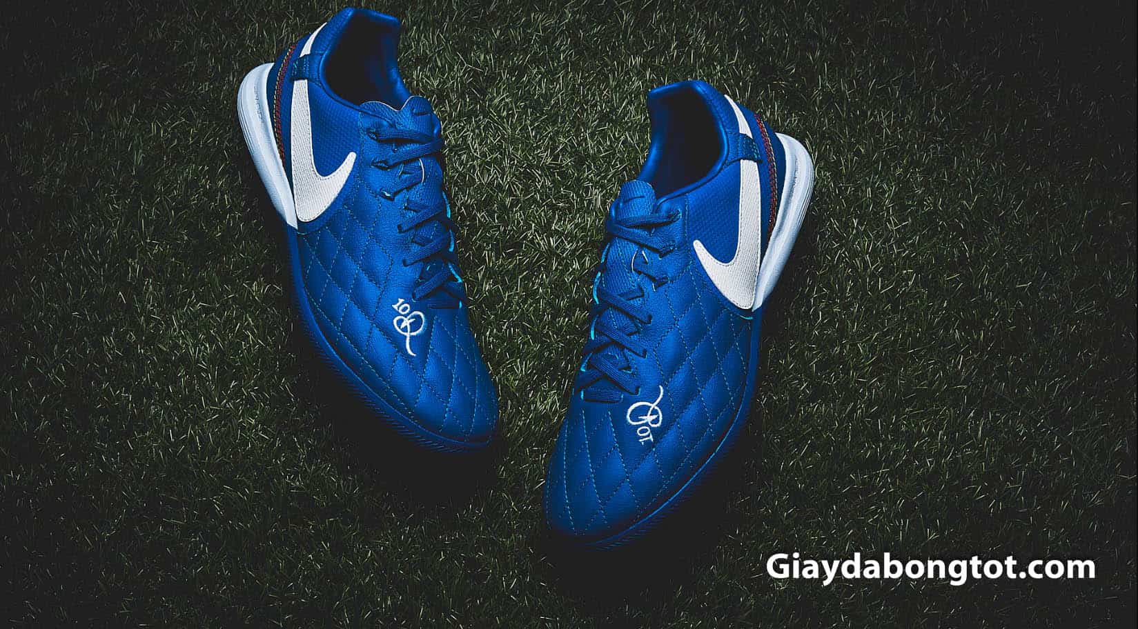 Phiên bản giày đá bóng sân cỏ nhân tạo thương hiệu R10 của Ronaldinho