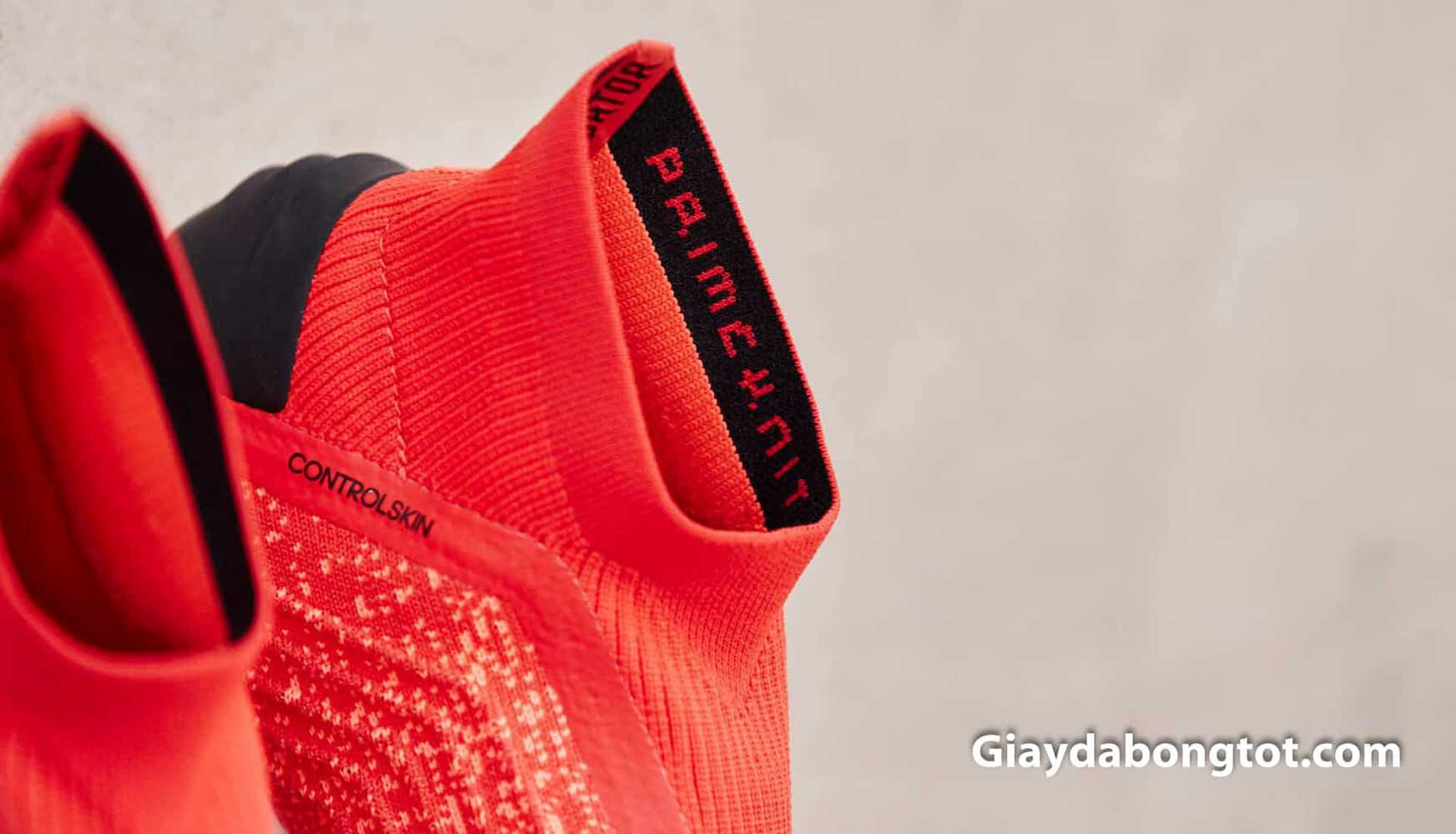 Chiếc cổ cao ôm chân của giày đá bóng Adidas Predator 19+ được thiết kế bằng vải thun cao cấp co giãn tốt