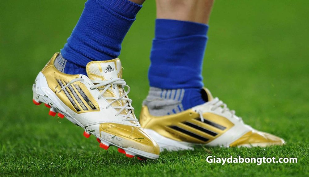 Giay da bong duoc thua rieng cua Mesi Adidas (1)