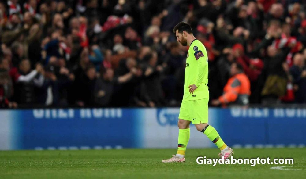 Messi buon ba voi giay da bong mau hong tran Adidas Nemeziz
