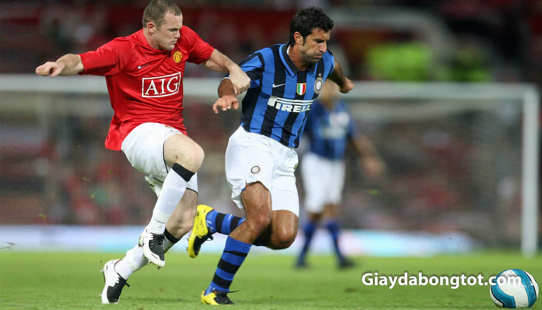 W. Rooney và L. Figo đã từng làm mưa làm gió với giày đá bóng Nike T90 Laser I
