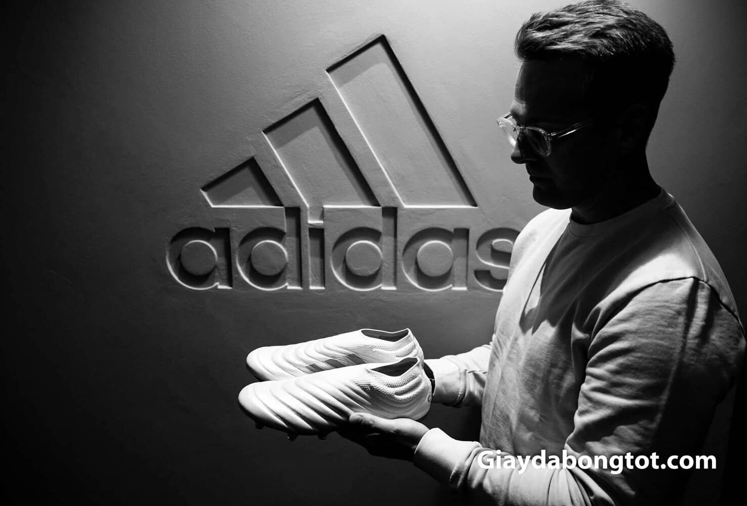 Giày đá bóng Adidas Copa 19+ được thiết kế không dây buộc và da thật cực kỳ êm mềm