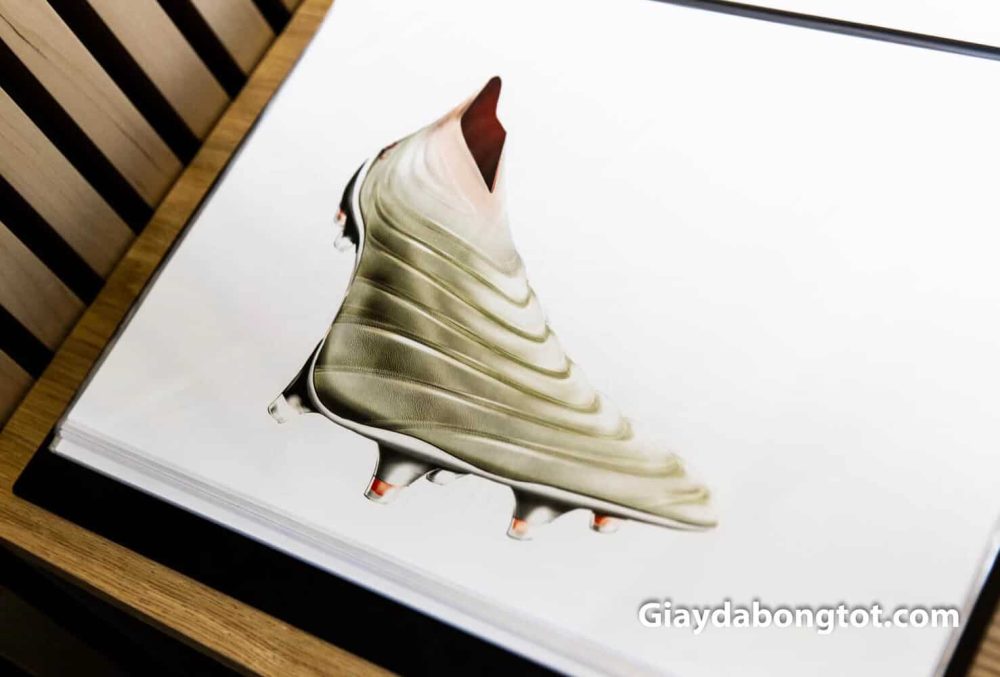 Adidas Copa 19+ là mẫu giày đá bóng không dây đầu tiên được ra mắt của dòng giày này
