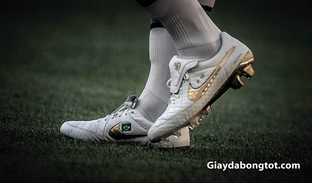 Ronaldinh ưa thích sử dụng giày đá bóng Nike Tiempo Legend để thi đấu chuyên nghiệp