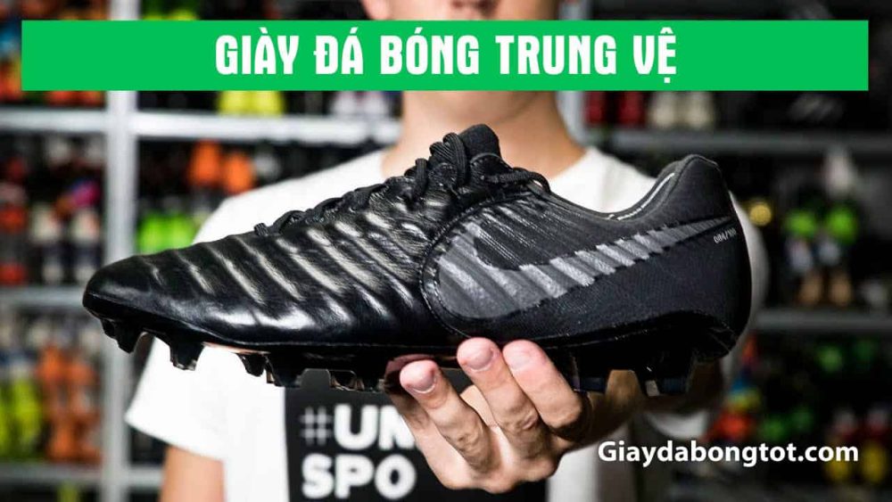 Giày đá bóng hậu vệ chia làm 2 loại dành cho trung vệ, hậu vệ quét và hậu vệ cánh