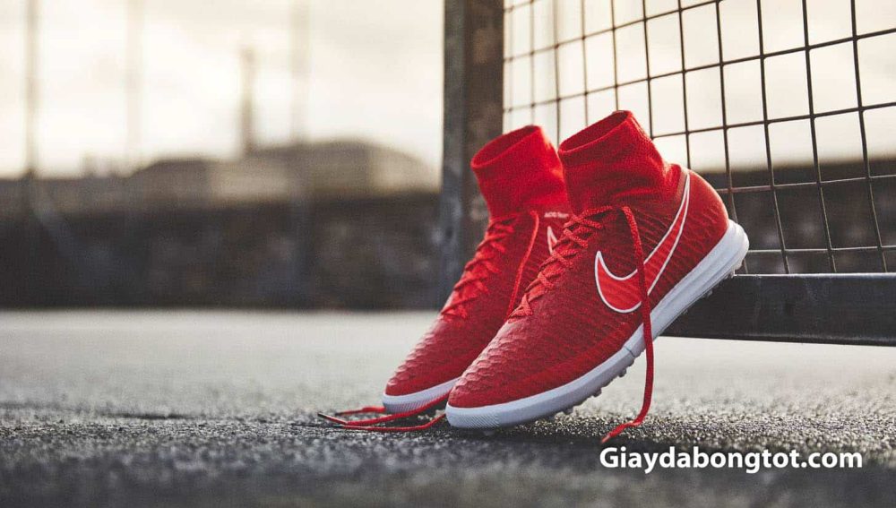 Nike có rất nhiều thiết kế đẹp mắt với các đôi giày đinh IC hỗ trợ vừa đá banh vừa đi chơi