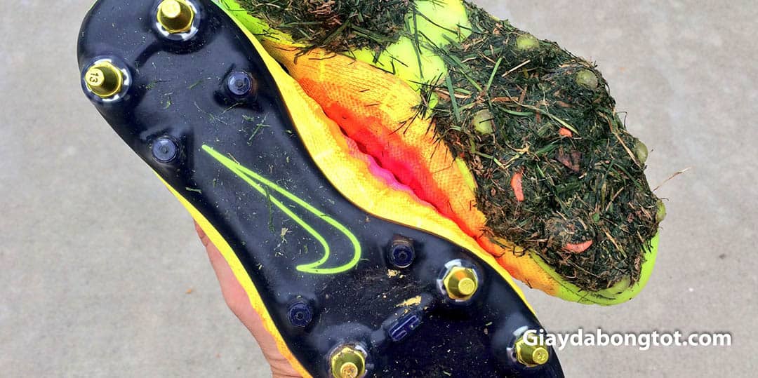 Công nghệ Anti-Clog giúp giày đá banh Nike không bị bám bùn đất khi chơi trên mặt sân ướt, nhão