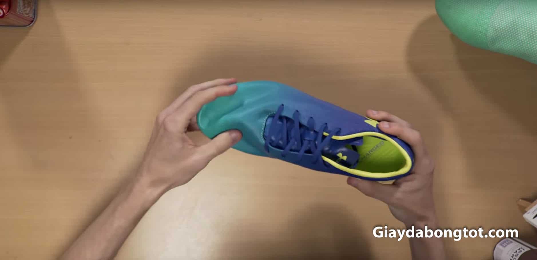 Công nghệ Form Skin của Under Armour tạo ra một đôi giày cực kỳ ôm chân với da cực mềm