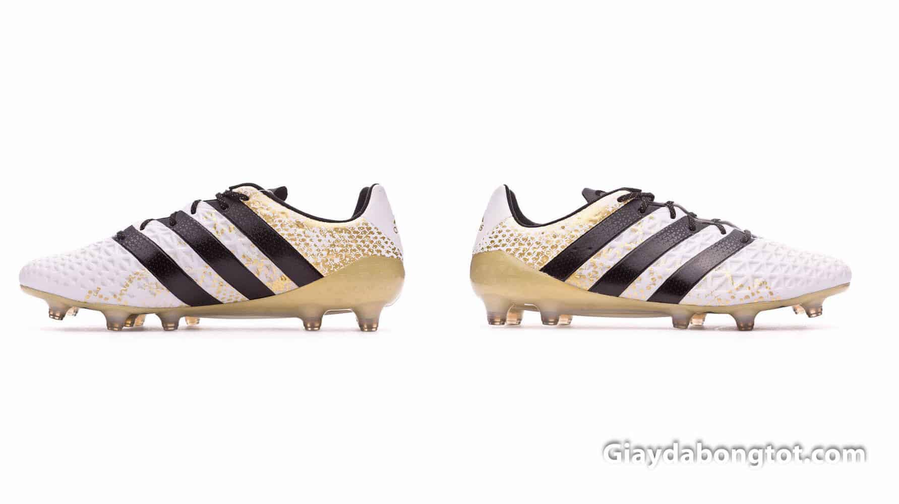 Anh Đức sử dụng đôi giày đá bóng Adidas ACE 16.1 màu trắng vạch đen tại King's Cup 2019