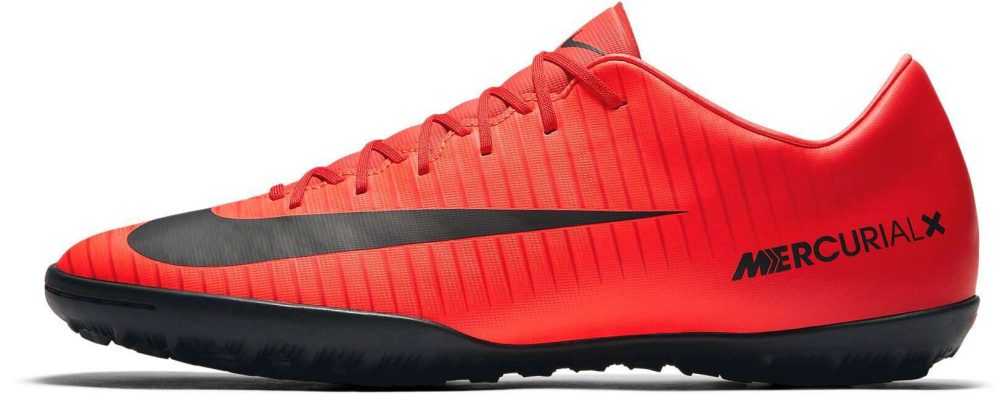 Phần mũi giày đá bóng Nike TF được khâu một đường chỉ chìm dưới đường rãnh được rạch ở đế