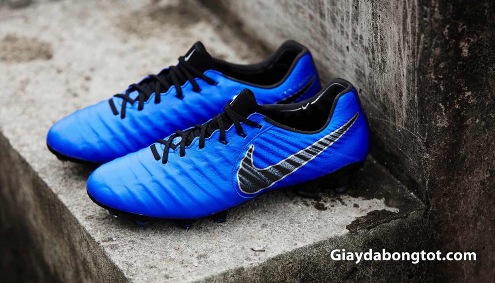 Trung vệ Virgil Van Dijk sử dụng giày đá banh da thật Nike Tiempo Legend VII màu xanh dương