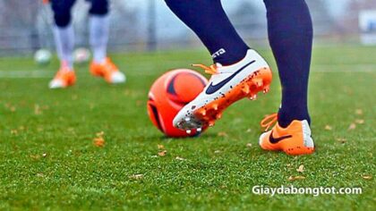Mang giày đá bóng sẽ bảo vệ bàn chân cũng như hỗ trợ chơi bóng tốt hơn
