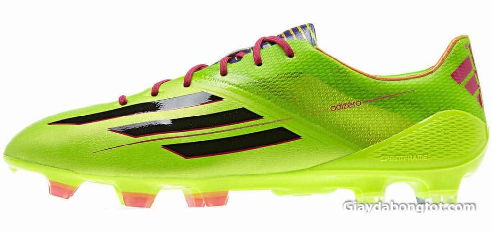 Karim Benzema sử dụng một đôi giày đá bóng Adidas Adizero F50 phiên bản cũ màu xanh