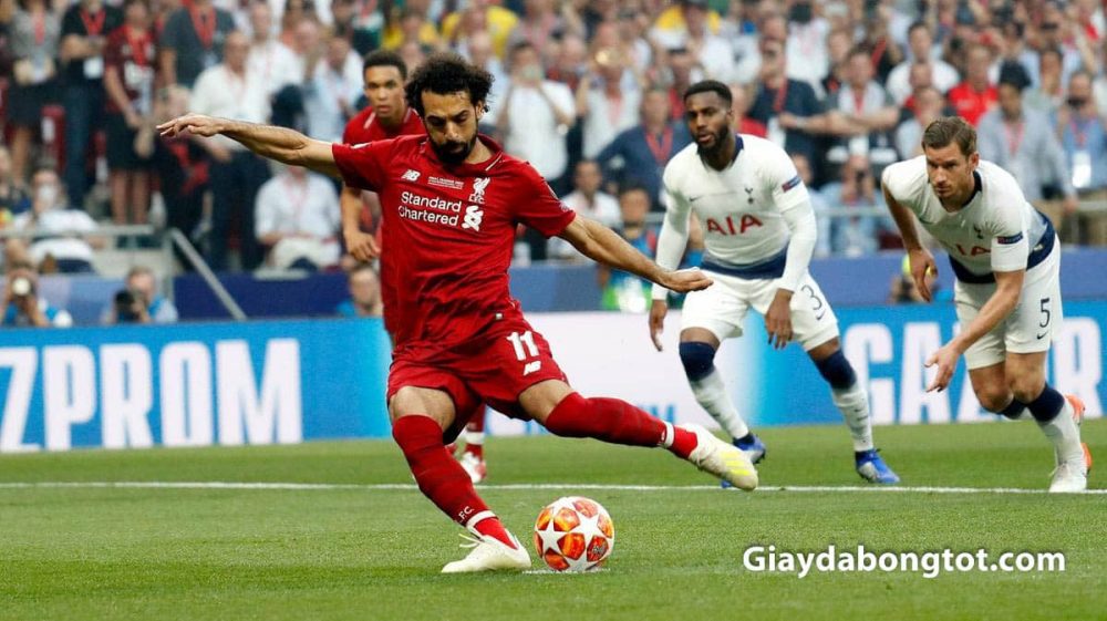Mohamed Salah sử dụng giày đá banh Adidas X18.1 màu trắng tại chung kết cúp C1