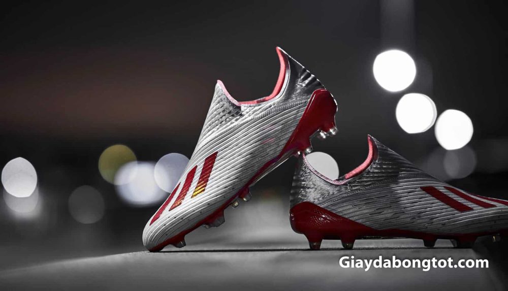 Salah sử dụng giày đá banh không dây Adidas X19+ để chơi bóng
