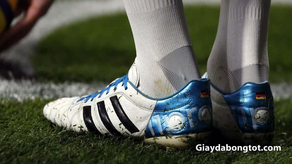 Toni Kroos luôn sử dụng một đôi giày đá banh Adidas da thật Adipure 11Pro màu trắng độc đáo