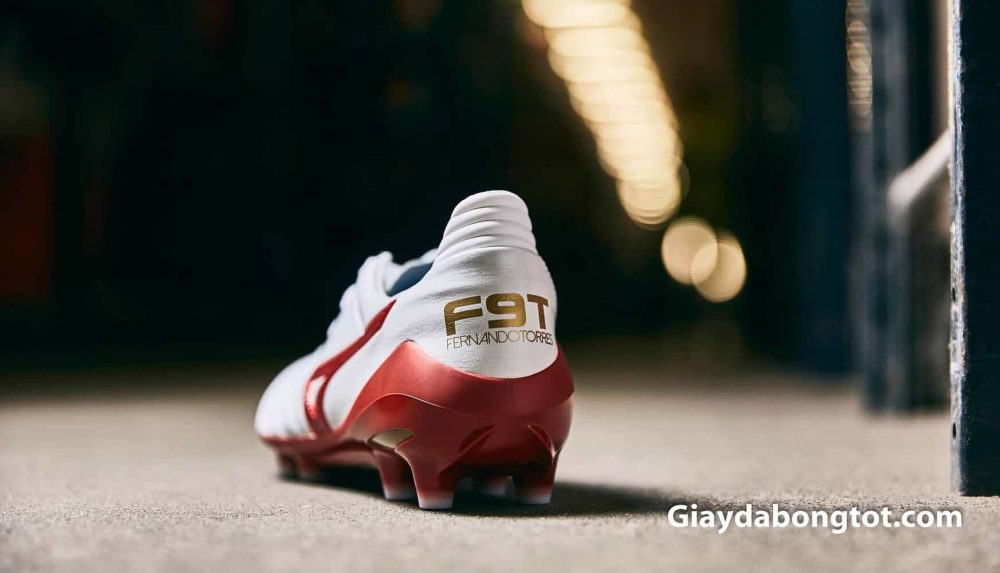 Gót của đôi giày đá bóng da thật Mizuno có in logo F9T của Torres