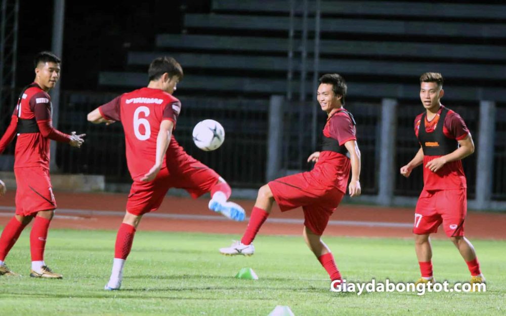 Xuân Trường bỏ lại Adidas Predator để thử chân với giày Nike Tiempo Legend VII "Just Do It" (Gam màu trắng Worldcup 2018)