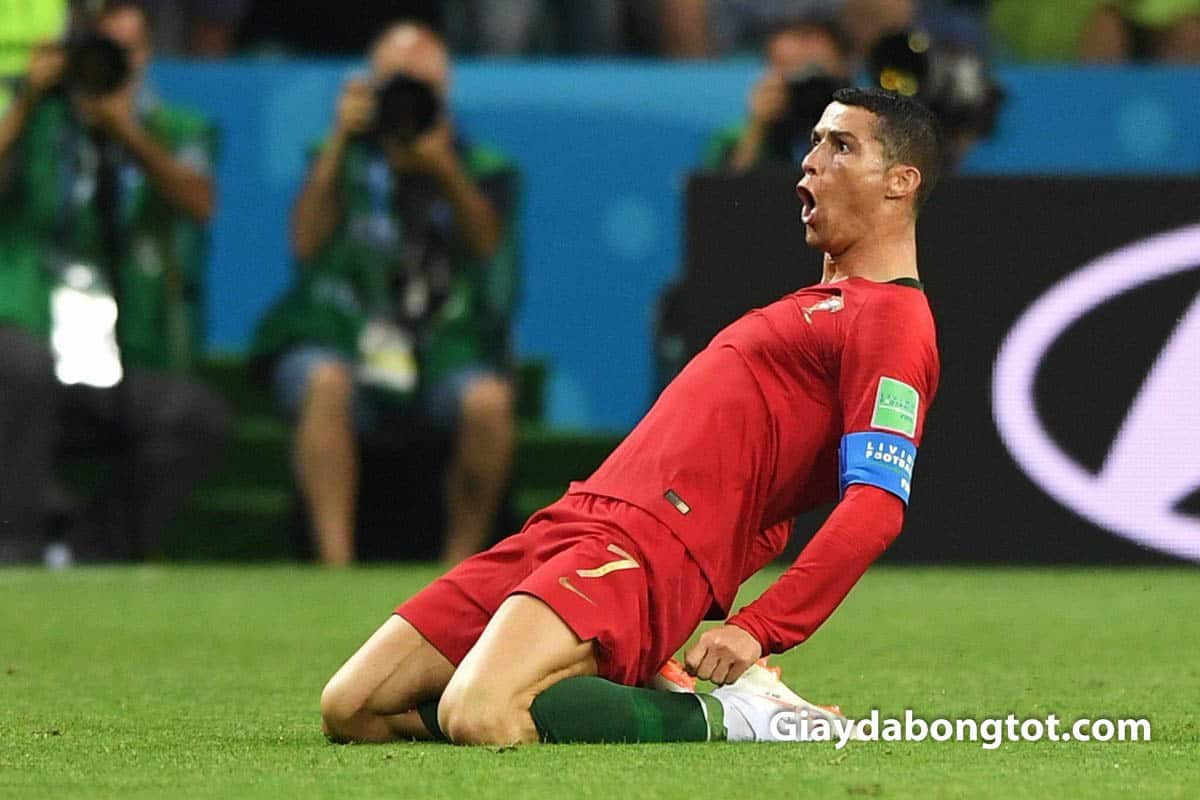 Ronaldo CR7 ghi được 4 bàn thắng tại Worldcup 2018 với giày Nike cao cổ Mercurial Superfly VI