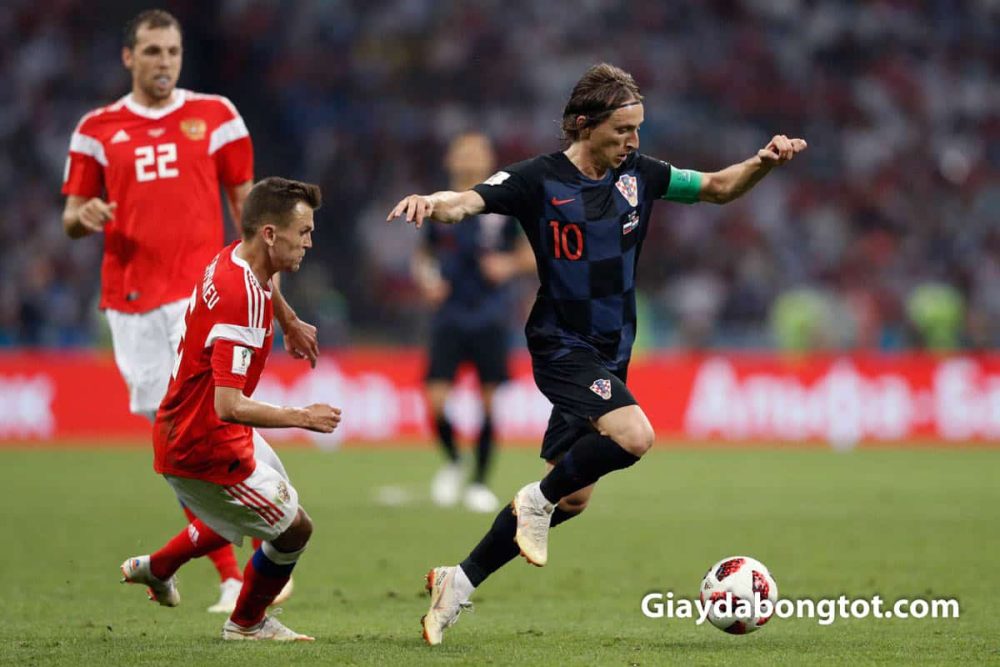 Modric cũng sử dụng giày đá banh Nike cao cổ Mercurial Superfly VI và đưa Croatia tiến sâu tại Worldcup 2018