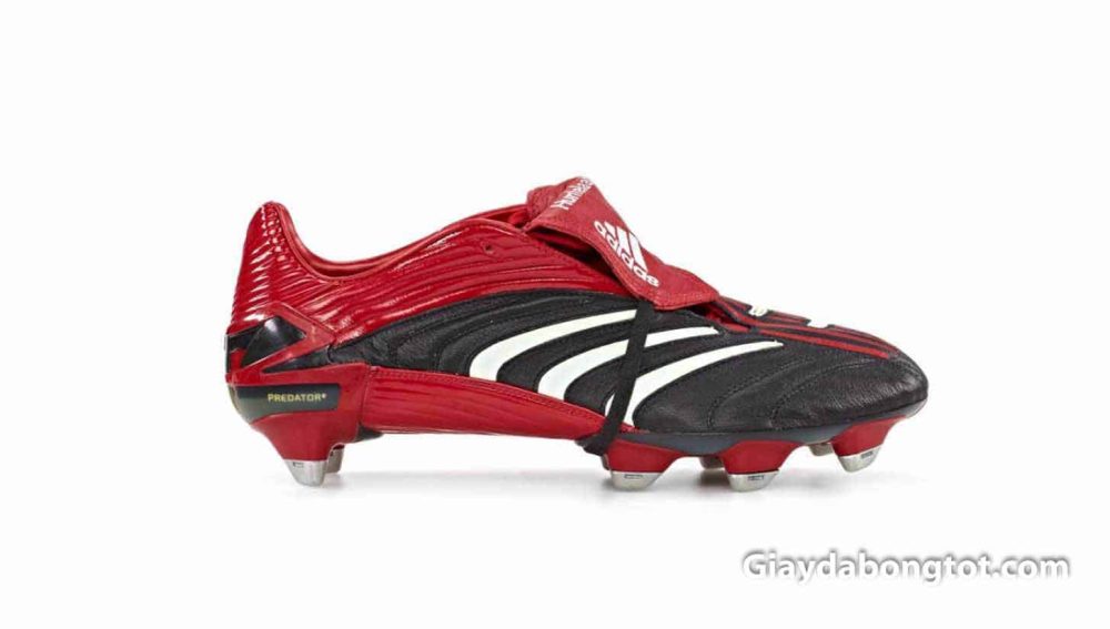 Các mẫu Adidas Predator cũ thường có thiết kế lưỡi gà dài cùng với 1 sợi dây buộc trùm xuống đế giày