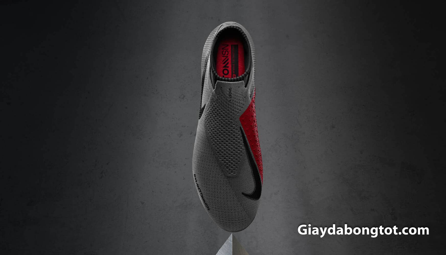 Giày đá bóng Nike Phantom Vison là mẫu giày đầu tiên được áp dụng công nghệ Quadfit tăng sự ôm chân cho giày đá bóng