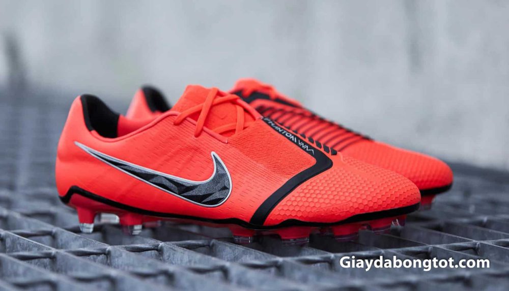Dòng giày đá bóng Nike Phantom Venom được định hướng hỗ trợ khả năng chơi bóng cho tiền đạo