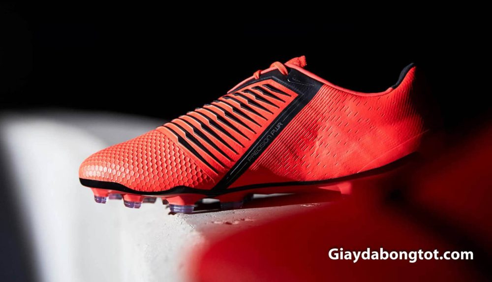 Hãy chú ý trên chân của các tiền đạo nổi tiếng bạn sẽ thấy dòng giày Nike Phantom VNM