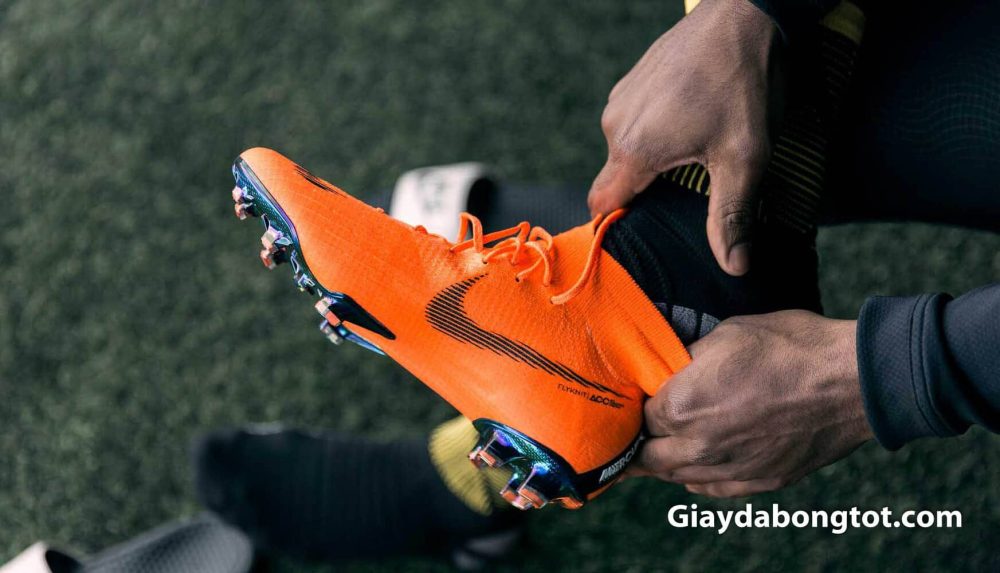 Dòng giày Nike Mercurial Superfly VI với thiết kế cổ thun ôm mắt cá và cổ chân